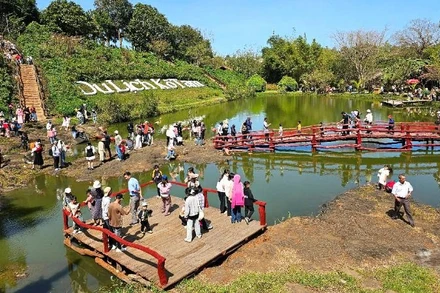 Du khách đến vui chơi tại Khu du lịch cộng đồng Kô Tam, thành phố Buôn Ma Thuột trong những ngày Tết Ất Tỵ 2025.