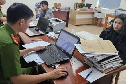 Đối tượng Bùi Thị Mỹ Duyên tại cơ quan Công an.