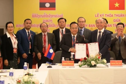 Lãnh đạo hai tỉnh Đắk Lắk và Attapeu ký kết văn bản thỏa thuận hợp tác song phương.