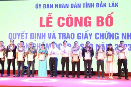 Lãnh đạo Ủy ban nhân dân tỉnh Đắk Lắk và Sở Nông nghiệp và Phát triển nông thôn trao giấy chứng nhận cho 10 chủ thể đạt 4 sao OCOP cấp tỉnh năm 2023.