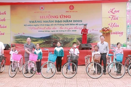 Lãnh đạo Trung ương Hội Chữ thập đỏ Việt Nam và Hội chữ thập đỏ tỉnh Đắk Lắk Lắk tặng xe đạp cho các em học sinh hiếu học.