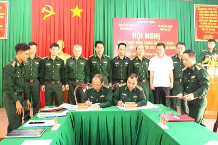 Lãnh đạo Bộ Chỉ huy Bộ đội Biên phòng tỉnh Đắk Lắk và Gia Lai ký kết hiệp đồng bảo vệ biên giới tiếp giáp.