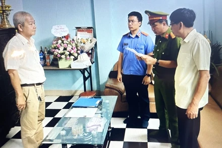 Cơ quan điều tra Công an tỉnh Đắk Lắk tống đạt các quyết định khởi tố bị can, lệnh cấm đi khỏi nơi cư trú đối với Nguyễn Hoàng.