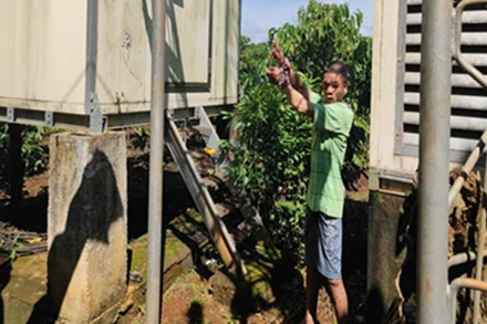 Công an huyện Cư M'gar thực nghiệm lại hiện trường N.T.T trộm cắp tài sản tại các trạm BTS . (Ảnh: Công an cung cấp)