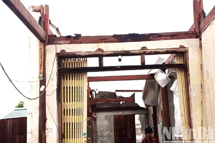 Lốc xoáy làm tốc mái nhiều nhà dân ở huyện Ea Súp.