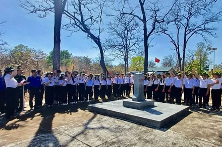 Đồn Biên phòng Bo Heng phối hợp Thành đoàn Buôn Ma Thuột tổ chức Lễ kết nạp đoàn viên mới tại cột mốc biên giới.