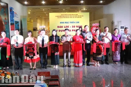 Các đại biểu cắt băng khai mạc triển lãm.