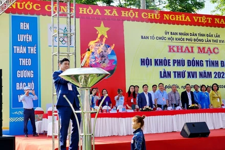 Giám đốc Sở Giáo dục và Đào tạo tỉnh Đắk Lắk Phạm Đăng Khoa, Trưởng Ban tổ chức Hội khỏe Phù Đổng tỉnh Đắk Lắk lần thứ XVI năm 2024 thắp ngọn đuốc truyền thống của Hội khỏe Phù Đổng.