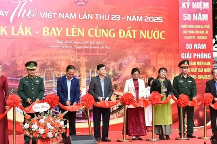 Các đại biểu cắt băng khai mạc các hoạt động chào mừng Ngày thơ Việt Nam lần thứ 23 năm 2025 với chủ đề “Đắk Lắk - Bay lên cùng đất nước”.