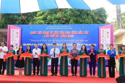 Các đại biểu cắt băng khai mạc Ngày hội Sách và Văn hóa đọc tỉnh Đắk Lắk lần thứ 4 năm 2025.