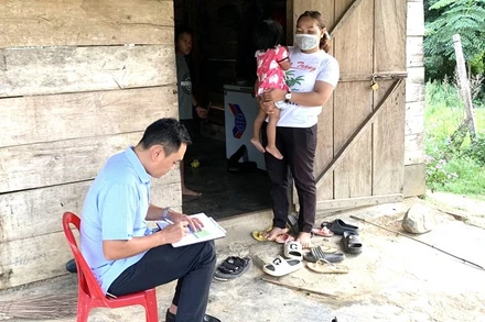 Cán bộ Trung tâm Kiểm soát bệnh tật tỉnh Đắk Lắk kiểm tra thông tin về bệnh viêm não Nhật Bản tại buôn Năng, xã Cư Prao, huyện M’Đrắk. (Ảnh: Mai Lê).