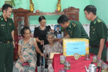 Đại diện lãnh đạo Bộ Chỉ huy Bộ đội Biên phòng tỉnh Đắk Lắk, cấp ủy, chính quyền địa phương và cán bộ, chiến sĩ Đồn Biên phòng Ia Rvê ân cần thăm hỏi, động viên và trao quà tặng đến Mẹ Việt Nam Anh hùng Nguyễn Thị Xuân, mong mẹ tiếp tục sống vui, sống khỏe bên con cháu. 