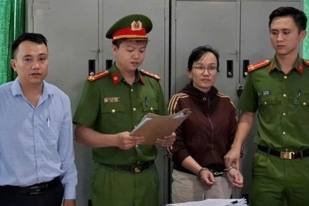 Cơ quan cảnh sát điều tra Công an huyện Ea Súp thi hành lệnh bắt tạm giam đối với bà Hà Thị Thuận.