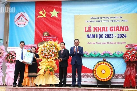 Phó Bí thư Tỉnh ủy Đắk Lắk Y Biêr Niê tặng lẵng hoa và quà của Thường trực Tỉnh ủy chúc mừng thầy và trò nhà trường nhân dịp lễ khai giảng năm học 2023-2024.