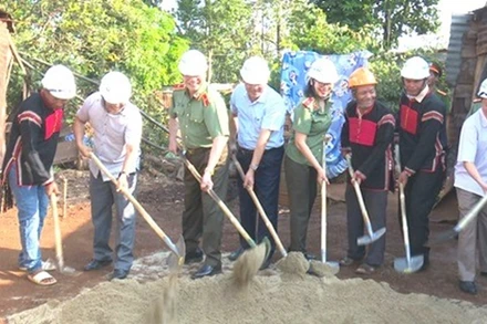 Lãnh đạo Công an tỉnh Đắk Lắk và huyện Cư M'gar động thổ khởi công xây dựng 2 căn nhà mẫu để bắt đầu cho việc thực hiện Đề án hỗ trợ xây dựng 1.200 căn nhà ở cho các hộ nghèo, khó khăn về nhà ở, gia đình chính sách, đồng bào dân tộc thiểu số trên địa bàn tỉnh Đắk Lắk. Ảnh: Công an Đắk Lắk