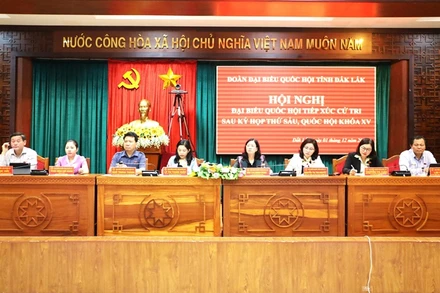 Đồng chí Bùi Thị Minh Hoài (người ngồi thứ tư từ phải qua) cùng đoàn đại biểu Quốc hội khóa XV tiếp xúc cử tri tỉnh Đắk Lắk. 