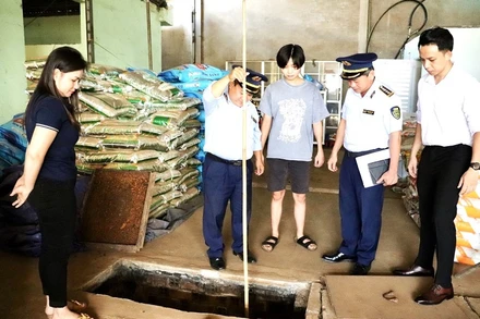 Cục Quản lý thị trường tỉnh Đắk Lắk kiểm tra một cơ sở kinh doanh xăng dầu trên địa bàn.