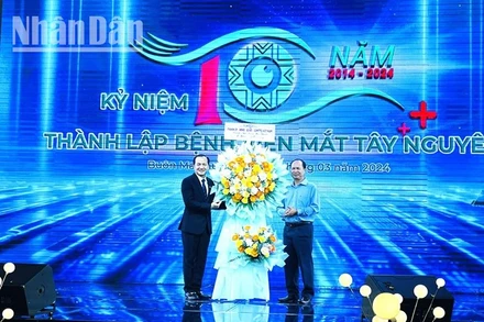 Các cơ quan, đơn vị tặng hoa chúc mừng Bệnh viện mắt Tây Nguyên nhân kỷ niệm 10 năm thành lập.