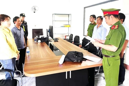 Phòng Cảnh sát điều tra tội phạm về tham nhũng, kinh tế, chức vụ, Công an tỉnh Đắk Lắk khởi tố, bắt giữ các bị can để làm rõ các hành vi tham nhũng, tiêu cực trong việc móc nối nhận tiền của các chủ phương tiện để làm thủ tục đăng kiểm, cấp giấy chứng nhận cải tạo an toàn kỹ thuật sai quy định cho các phương tiện không bảo đảm tại Trung tâm Đăng kiểm xe cơ giới 47-06D thuộc Công ty trách nhiệm hữu hạn An Phát.