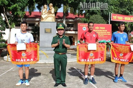 Đại tá Đào Viết Hùng, Chỉ huy trưởng Bộ đội Biên phòng tỉnh Đắk Lắk trao tặng Cờ giải Nhất, Nhì, Ba cho các đội bóng chuyền Bộ đội Biên phòng tỉnh Đắk Lắk, Quảng Nam, Đắk Nông.
