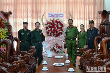 Cán bộ, chiến sĩ Phòng cảnh sát cơ động Công an tỉnh Đắk Lắk chúc mừng Bộ chỉ huy Bộ đội Biên phòng tỉnh Đắk Lắk nhân kỷ niệm 79 năm Ngày thành lập Quân đội nhân dân Việt Nam (22/12/1944-22/12/2023), 34 năm Ngày hội Quốc phòng toàn dân (22/12/1989 - 22/12/2023). 
