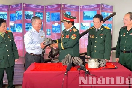 Trung tướng, tiến sĩ, Anh hùng lực lượng vũ trang Đoàn Sinh Hưởng trao các hiện vật quý giá về Chiến thắng Buôn Ma Thuột cho Bảo tàng Đắk Lắk.