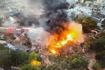 Đám cháy lớn tại bãi cỏ có tập kết xà bần, rác… nằm trên đường Đinh Núp, phường Tân Lập, thành phố Buôn Ma Thuột.