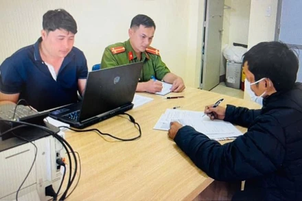 Lực lượng Công an làm việc với đối tượng N.H.V. về việc đăng tải thông tin sai sự thật.