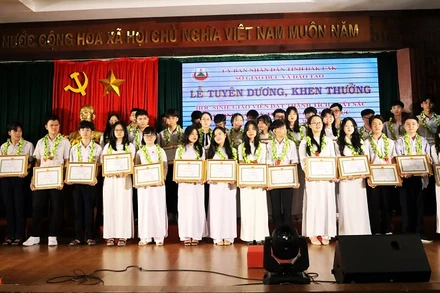 Các em học sinh có thành tích xuất sắc tại kỳ thi chọn học sinh giỏi Trung học phổ thông cấp quốc gia năm 2022-2023 nhận Bằng khen của Bộ Giáo dục và Đào tạo và Ủy ban nhân dân tỉnh Đắk Lắk.