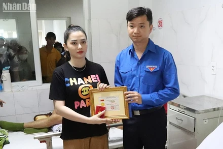 Anh Nguyễn Minh Triết, Bí thư Trung ương Đoàn Thanh niên cộng sản Hồ Chí Minh, Chủ tịch Trung ương Hội Sinh viên Việt Nam trao tặng Huy hiệu "Tuổi trẻ dũng cảm" cho người thân 2 cán bộ, chiến sĩ Công an bị thương đang nằm điều trị tại Bệnh viện đa khoa vùng Tây Nguyên.