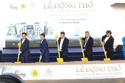 Phó Thủ tướng Trần Hồng Hà và lãnh đạo tỉnh Đắk Lắk cùng các đại biểu động thổ xây dựng Nhà máy cà-phê năng lượng Trung Nguyên Legend.