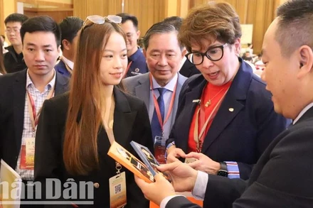 Bà Vanusia Nogueira, Tổng Giám đốc Tổ chức Cà-phê thế giới (ICO) (người thứ 2 từ phải sang) hết sức ngạc nhiên trước sự đa dạng của các sản phẩm cà-phê của tỉnh Đắk Lắk.