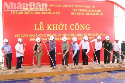 Các đại biểu động thổ khởi công xây dựng nhà cho hộ gia đình ông Y Thăn Ksơr ở buôn Kmiên, xã Ea Drông, thị xã Buôn Hồ.