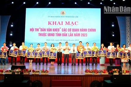 Ban tổ chức Hội thi tặng Cờ lưu niệm cho các đội dự thi.