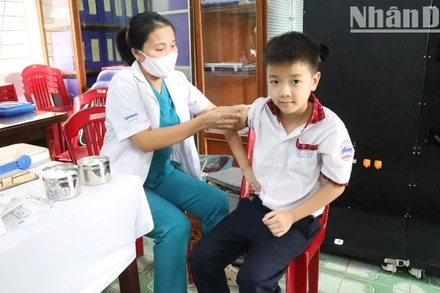 Cán bộ Trạm Y tế phường Tân Lợi, thành phố Buôn Ma Thuột tiêm vaccine phòng sởi cho học sinh trên địa bàn.