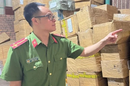 Lực lượng Công an thu giữ 293 thùng hàng hóa chứa đựng thuốc dùng làm chín và bảo quản trái sầu riêng tại nhà các đối tượng. (Ảnh: SỸ ĐỨC)