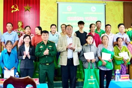 Đại diện lãnh đạo Bộ Chỉ huy Bộ đội Biên phòng tỉnh và Hội Nông dân tỉnh trao quà tặng các gia đình hội viên nông dân khó khăn.