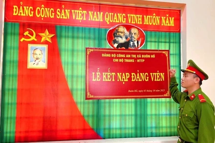 Các đảng viên mới đọc lời tuyên thệ và hứa sẽ tiếp tục phấn đấu để luôn xứng đáng là người đảng viên gương mẫu, góp phần thực hiện nhiệm vụ chính trị của chi bộ, xây dựng chi bộ ngày càng vững mạnh.