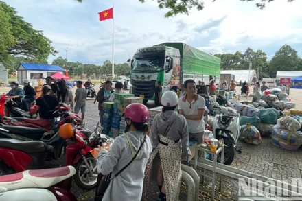 Điểm tập kết nhu yếu phẩm, hàng hóa ủng hộ đồng nhân dân vùng lũ ở các tỉnh phía Bắc tại Quảng trường 10/3 thành phố Buôn Ma Thuột.