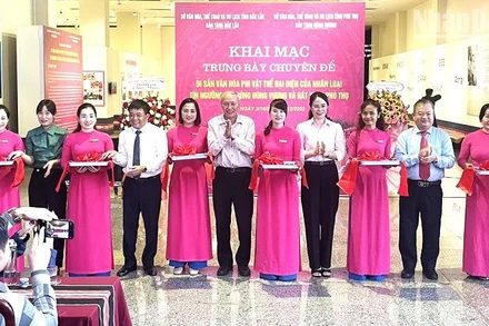 Các đại biểu cắt băng khai mạc trưng bày chuyên đề Di sản văn hóa phi vật thể của nhân loại “Tín ngưỡng thờ cúng Hùng Vương và Hát Xoan Phú Thọ”.