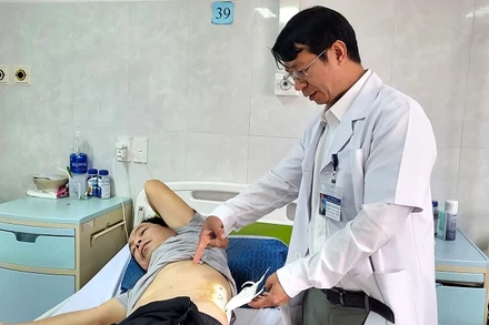 Bác sĩ Nguyễn Ngọc Hoàng thăm khám bệnh nhân N.V.Đ. sau ca phẫu thuật lấy sỏi san hô trên nền thận dị tật móng ngựa.