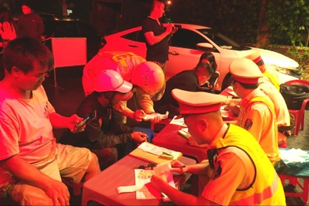 Lực lượng Cảnh sát giao thông Công an tỉnh Đắk Lắk lập biên bản xử lý các trường hợp vi phạm về trật tự giao thông. (Ảnh: Công an Đắk Lắk)