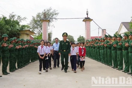Các em học sinh đến học tập, trải nghiệm tại Tiểu đoàn Huấn luyện-Cơ động, Bộ đội Biên phòng tỉnh Đắk Lắk đóng trên địa bàn xã biên giới Krông Na, huyện Buôn Đôn.