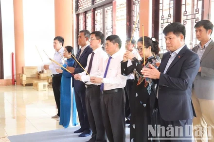 Các đồng chí lãnh đạo Tỉnh ủy, Hội đồng nhân dân, Ủy ban nhân dân, Ủy ban Mặt trận Tổ quốc Việt Nam tỉnh Đắk Lắk, Đoàn đại biểu Quốc hội tỉnh Đắk Lắk dâng hương tưởng nhớ Chủ tịch Hồ Chí Minh, Đại tướng Võ Nguyên Giáp và các anh hùng liệt sĩ đã trọn đời vì dân, vì nước, vì độc lập tự do của Tổ quốc tại Đền thờ liệt sĩ tỉnh.