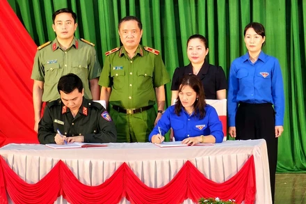 Đại diện Đoàn Thanh niên cộng sản Hồ Chí Minh, Bộ tư lệnh Cảnh sát cơ động (Bộ Công an) và Huyện đoàn Cư Kuin ký kết quy chế phối hợp tổ chức các hoạt động đền ơn đáp nghĩa, an sinh xã hội nhân kỷ niệm 76 năm Ngày thương binh - liệt sĩ.