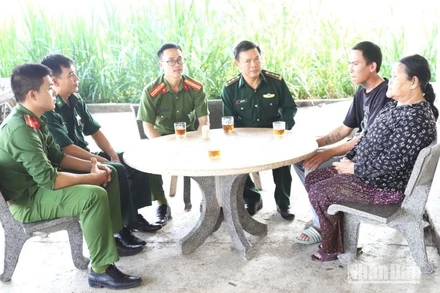 Cán bộ Đồn Biên phòng Đắk Ruê và Lực lượng Công an xã Ea Bung, huyện Ea Súp thăm hỏi, động viên gia đình có người bị lừa bán sang Trung Quốc.