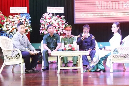 Các đại biểu giao lưu với các điển hình tiên tiến trong Phong trào toàn dân bảo vệ an ninh Tổ quốc vùng đồng bào dân tộc thiểu số khu vực Tây Nguyên giai đoạn 2018-2024.