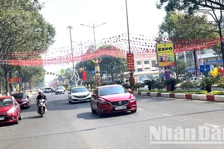 Thành phố Buôn Ma Thuột trang trí các tuyến đường chính để đón Tết Nguyên đán Ất Tỵ 2025.