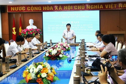 Phó Chủ tịch Ủy ban nhân dân thành phố Buôn Ma Thuột Lê Đại Thắng phát biểu tại buổi họp báo.