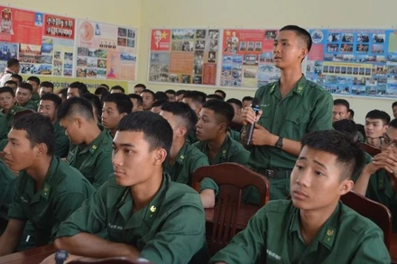 Đoàn viên, thanh niên là chiến sĩ mới nêu ý kiến với lãnh đạo Bộ Chỉ huy Bộ đội Biên phòng tỉnh Đắk Lắk tại buổi đối thoại.